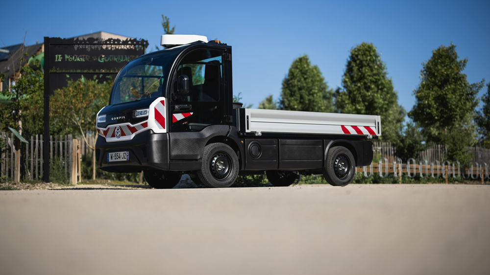 Le G4+ offre une capacité de transport de 1235 kg. Sa vitesse maximale atteint 70 km/h.