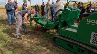 Démonstration d’un arrachage lors d'une visite était organisée aux pépinières Chatelain.
