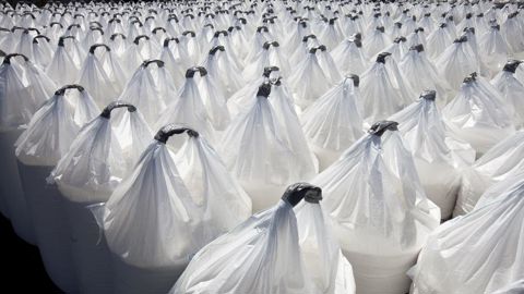 Face à la grogne agricole, la Commission européenne annonce l'aménagement de sa taxe carbone aux frontières sur les engrais importés.