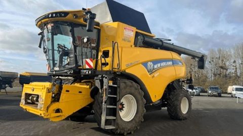 Cette moissonneuse-batteuse CR 9.80 New Holland de 2019 (2523 heures) est mise à prix à 135 570 €.