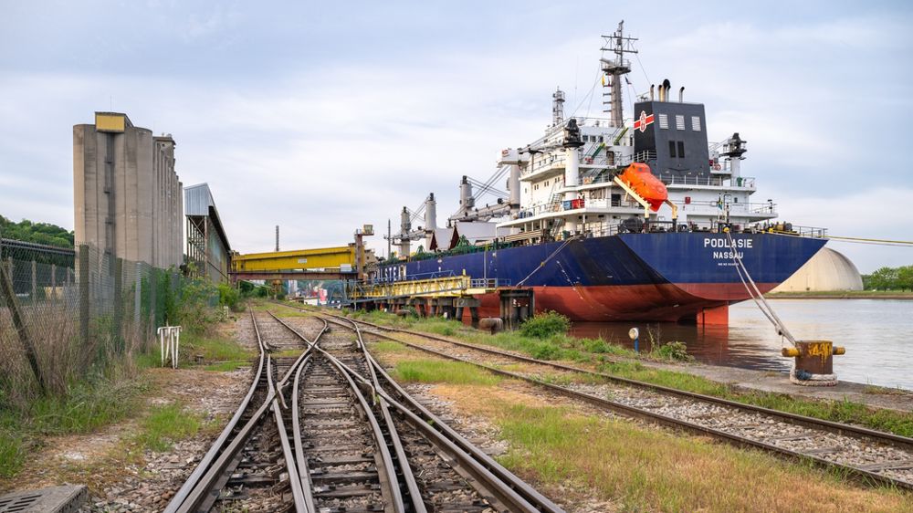 Port de Rouen silo Sénalia-Lecureur. Cargo à quai en attente de chargement de céréales