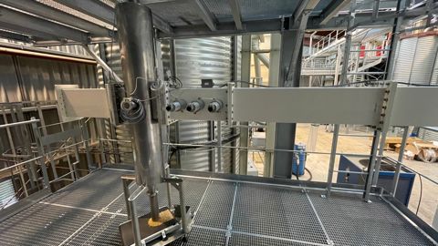 La colonne de descente des grains (verticale et cylindrique) permet d’exposer ces derniers aux ondes (via le guide d’ondes métallique et rectangulaire).