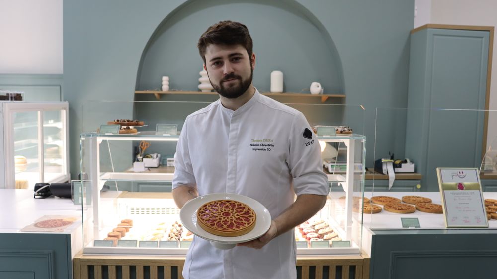 Thomas Dura, dans sa pâtisserie à Écully (Rhône).