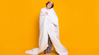 Claire Fonvieille, sophrologue, recommande de se coucher à horaires réguliers et d’éviter les écrans deux heures avant le coucher.