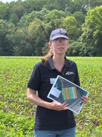 Gwénaël Morin chargée d’études en agriculture de précision à la Chambre d’agriculture de Bretagne lors des matinales cultures en juin 2025 à Kerguéhennec Morbihan