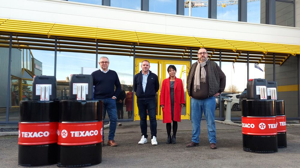 Partenariat lubrifiants Texaco-Kléber Malécot, devant le site de Neuville-aux-Bois
