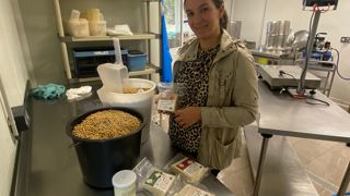 A huit mois de grossesse, Éloïse a pu ralentir le rythme grâce à l’embauche de son remplaçant pour assurer la production d’environ 150 kg de tofu par semaine.