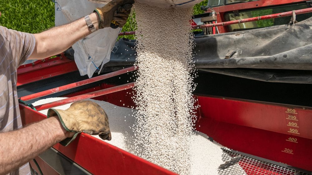Remplissage de l'épandeur par un agriculteur