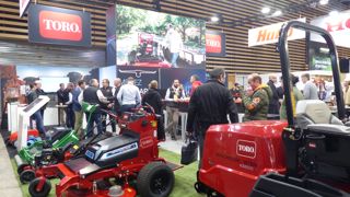 Le stand de Hako France avec une belle mise en avant des modèles électriques de la marque Toro.
