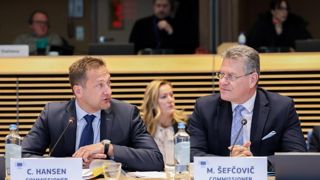 Le mécanisme d'ajustement carbone aux frontières (MACF) devrait pouvoir être suspendu de manière rétroactive, a plaidé la Commission par la voix de son commissaire Šefčovič, ici à droite.