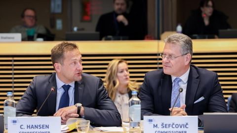 Le mécanisme d'ajustement carbone aux frontières" (MACF) devrait pouvoir être suspendu de manière rétroactive, a plaidé la Commission par la voix de son commissaire Šefčovič, ici à droite.