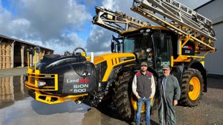 C'est Nicolas (à gauche) qui a montré sur internet à son père Pascal (à droite) le Fastrac équipé du système Landquip.