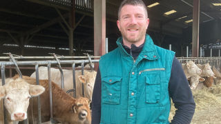 Grâce à l'herbe, Germain Naud, éleveur à Rives-du-Fougerais en Vendée, prend soin de ses animaux et de ses sols et réduit ses charges de mécanisation.