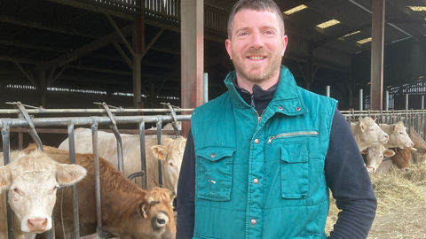 Grâce à l'herbe, Germain Naud, éleveur à Rives-du-Fougerais en Vendée, prend soin de ses animaux et de ses sols et réduit ses charges de mécanisation.