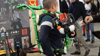 Un utilisateur en train d'essayer l'exosquelette HPXO d'Exhauss sur le stand de Guillebert lors du salon Paysalia en décembre 2025.