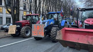 Des dizaines de tracteurs aux couleurs de la FNSEA et de Jeunes Agriculteurs (JA) sont entrées dans Paris à l’aube ce mardi 13 janvier 2026.