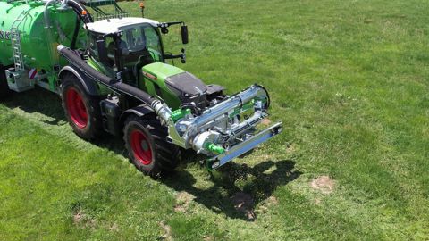 Avec le bras de pompage FrontPack de Joskin, la logistique est simplifiée et il est possible de laisser la citerne de ravitaillement au bord du champ.