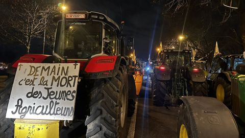 Plus de 350 tracteurs étaient à Paris mardi 13 janvier 2025.