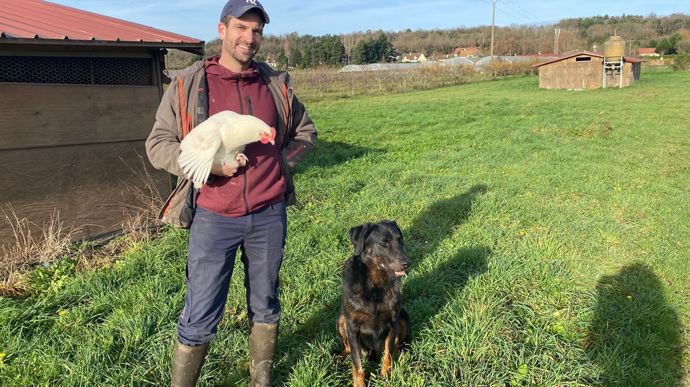 « Pour entretenir cette race ancienne et locale, j'élève entre 600 et 700 gâtinaises par an », compte Pierre-Nicolas Grisel qui a confiné toutes ses volailles face à la menace de la grippe aviaire.