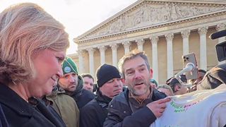 La présidente de l'Assemblée nationale Yaël Braun-Pivet a annoncé mardi 13 février 2026 devant des agriculteurs que la chambre basse interrogerait en février le gouvernement sur les retards pris dans l'application de la loi Duplomb.