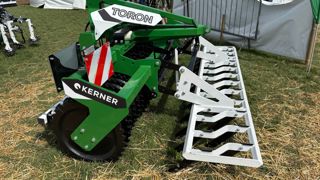 Kerner présente, le Toron son nouvel outil frontale de travail du sol.