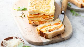 Le croque-cake à la courge butternut et au cheddar.