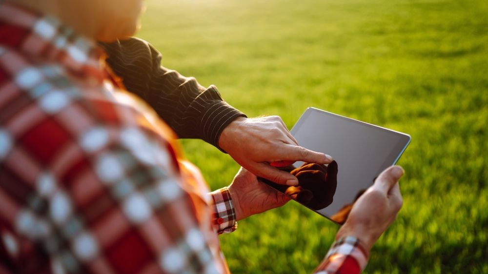 Agriculteurs avec tablette