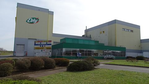 L'usine d'Ebly se situe à Marboué, à proximité de Châteaudun (Eure-et-Loir).