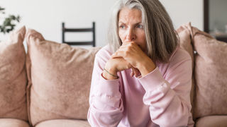 La ménopause survient en moyenne entre 51 et 52 ans, plus tôt chez les fumeuses.