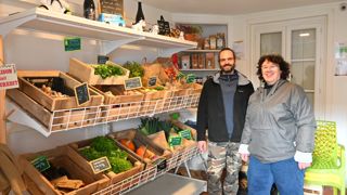 « 16 mois après l’ouverture nous avons atteint un rythme de croisière » confient Christine Anne, trésorière de l’association, et Olivier Couteau, agriculteur livrant l’épicerie également membre du bureau.
