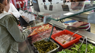 Pour s'opposer  l'accord commercial entre l'Union européenne et les pays du Mercosur, des municipalités et des conseils départementaux ont fait le choix d'interdire les produits sud-américains de leurs cantines scolaires. (Photo d'illustration)