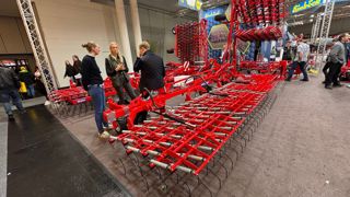 La herse étrille à dents indépendantes Aerostar-Evo fabriquée par Einböck est disponible pour travailler de 3 à 15 m.