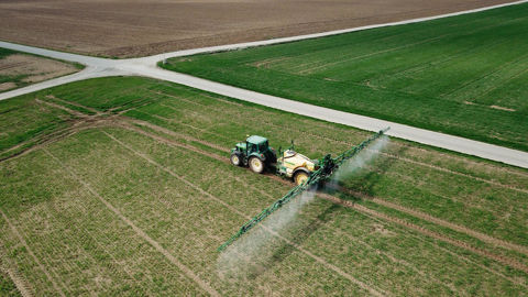 Le Conseil économique social et environnemental (Cese) préconise de « mobiliser l’outil fiscal pour mieux appliquer le principe “pollueur-payeur” en renforçant la redevance pour pollution diffuse ».