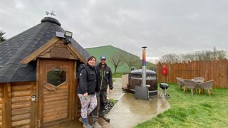 Gaëtan et Clara Savary, installés à Farbus dans le Pas-de-Calais, ont investi dans plusieurs logements insolites qui se rentabilisent rapidement, à la nuitée.