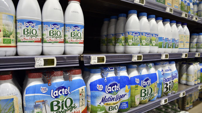 Si les ventes de produits laitiers bio ont enregistré deux augmentations en juillet et octobre, sur l'année 2025, en GMS elles ont baissé de 2 %, mais cela est beaucoup moins qu'en 2024