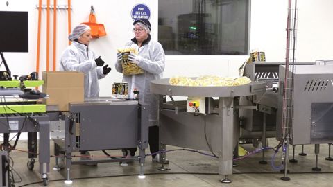 Chaque étape du processus prévoit un tri et un contrôle minutieux du produit.