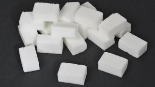 Le régime douanier de perfectionnement actif (RPA) permet d’importer des produits sans droits de douane, à condition qu’il soit transformé dans l’UE puis exporté vers un pays tiers.