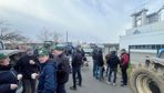 Une quarantaine de producteurs étaient devant les grilles du site Lactalis de Domfront le 4 février dans l'après-midi.