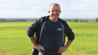 Dominique Garnier, agriculteur charentais, a autopublié deux livres.