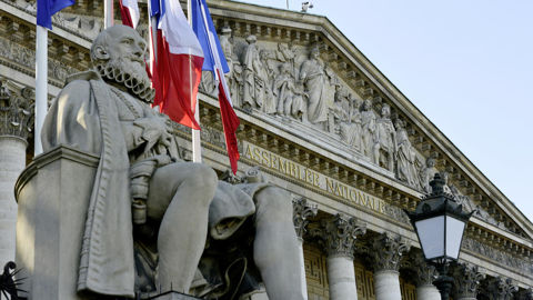 Un débat a lieu ce mardi 10 février 2026 à l'Assemblée nationale sur les retards d'application des lois, notamment en ce qui concerne la loi d'orientation agricole et la loi Duplomb.