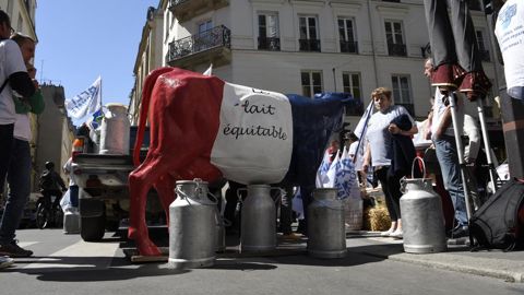 European Milk Board avait déjà demandé à activer la réduction volontaire des volumes en 2023 et estimait qu'une « crise de surproduction laitière pourrait frapper d'ici peu le secteur laitier ».