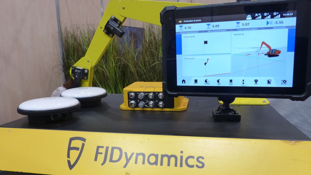 Les équipements de l'offre G31 de FJDynamics sur le stand de Sterenn BTP Énergie.