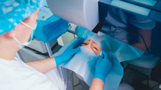 L’intervention pour corriger la vision de loin change la vie des personnes opérées.