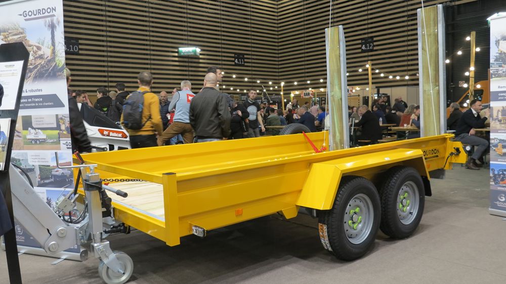Une remorque porte-engin du constructeur français exposée sur le dernier Paysalia.