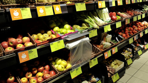 « Sur la période 2021-2023, les producteurs ont vendu leurs fruits et légumes un peu plus de 12 milliards d’euros » quand « les consommateurs les ont payés presque 23 milliards », soit près du double, fait valoir Nadia Ziane directrice du département consommation de Familles rurales, .