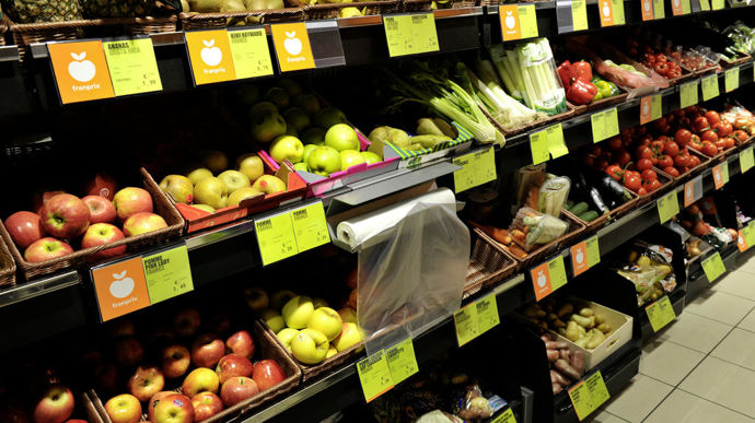 « Sur la période de 2021 à 2023, les producteurs ont vendu leurs fruits et légumes un peu plus de 12 milliards d’euros » quand « les consommateurs les ont payés presque 23 milliards », soit près du double, fait valoir Nadia Ziane, directrice du département de la consommation de Familles rurales.