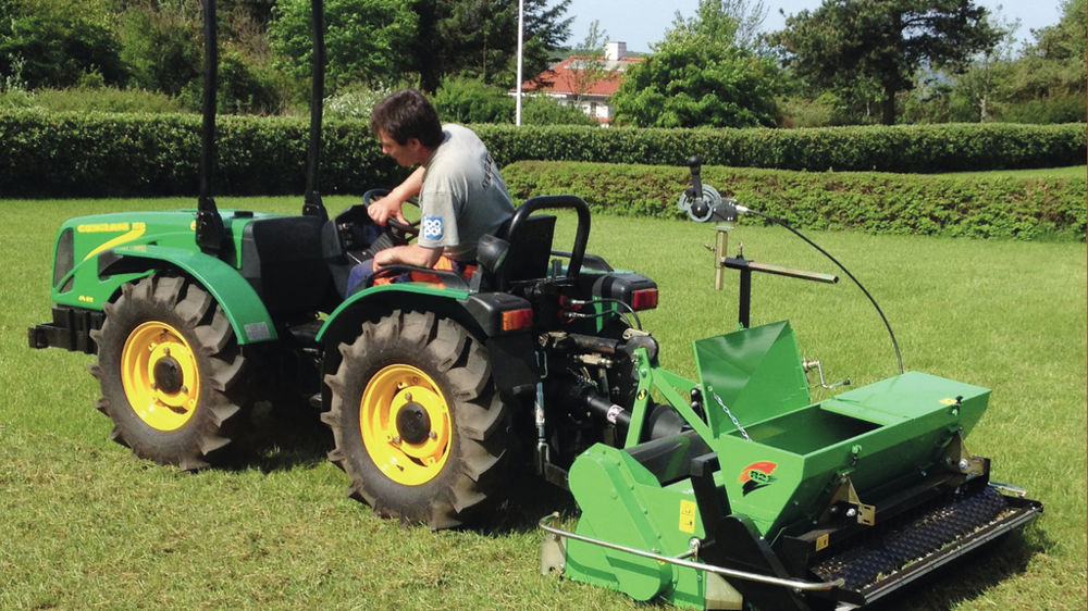 R2 Rinaldi : un regarnisseur pour les terrains sportifs