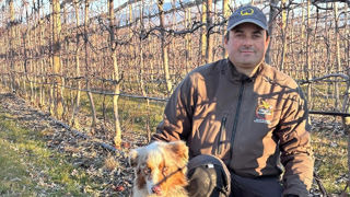 Romain Borel dans ses vergers à Monêtier-Allemont dans les Hautes-Alpes.