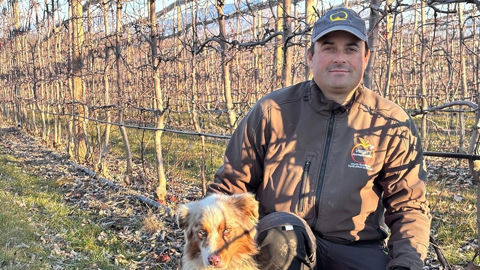 Romain Borel dans ses vergers à Monêtier-Allemont dans les Hautes-Alpes.