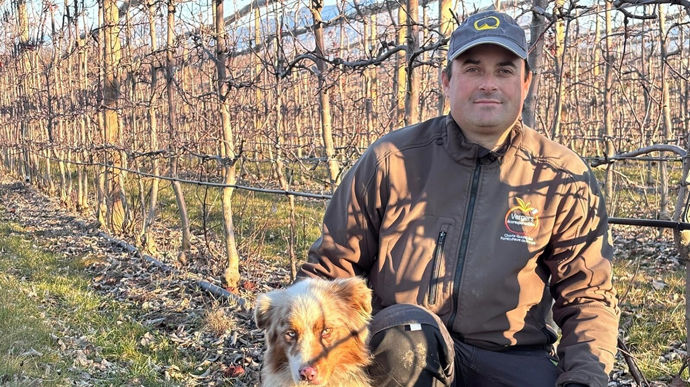 Romain Borel dans ses vergers à Monêtier-Allemont dans les Hautes-Alpes.